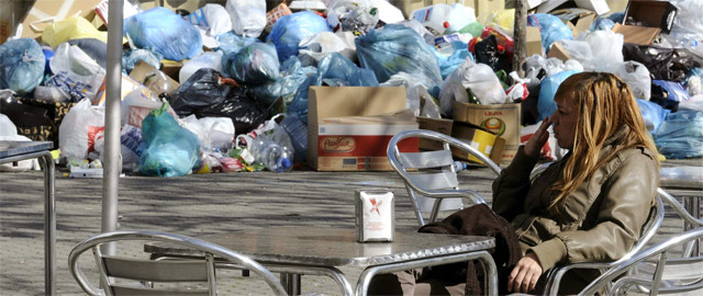 Algo huele a podrido en Sevilla: la huelga de basura hunde la marca España