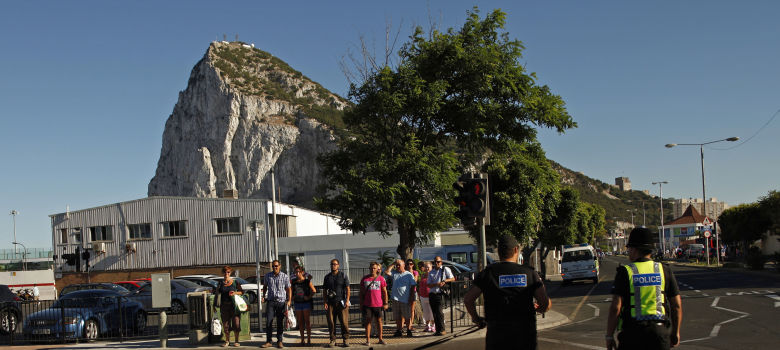 Los gibraltareños alimentan el conflicto y acusan de torturas a la Guardia Civil