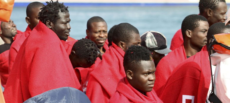 Los inmigrantes se hacinan en Tarifa tras el derrumbe del centro de Algeciras