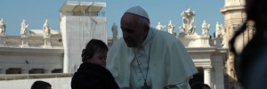 El Papa coge a un niño en brazos (A. Rivera)