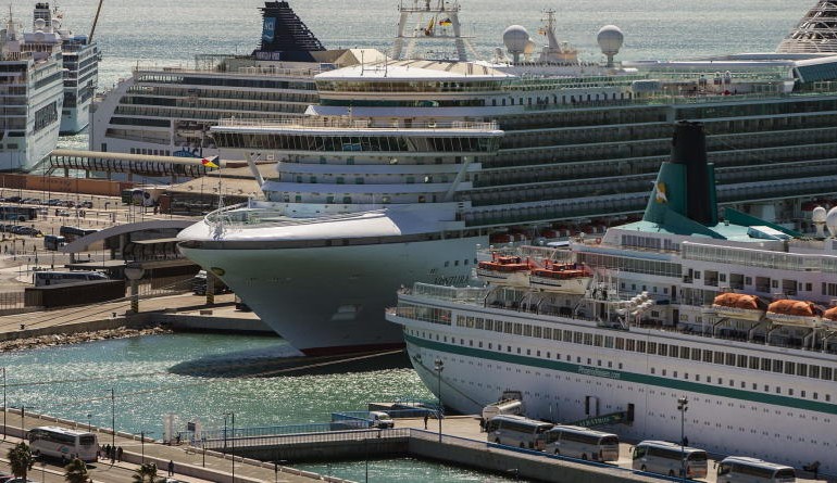 Por tierra, mar y aire: los cruceros ‘revolucionan’ el turismo de Málaga
