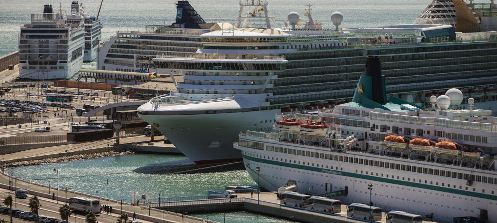 Por tierra, mar y aire: los cruceros ‘revolucionan’ el turismo de Málaga