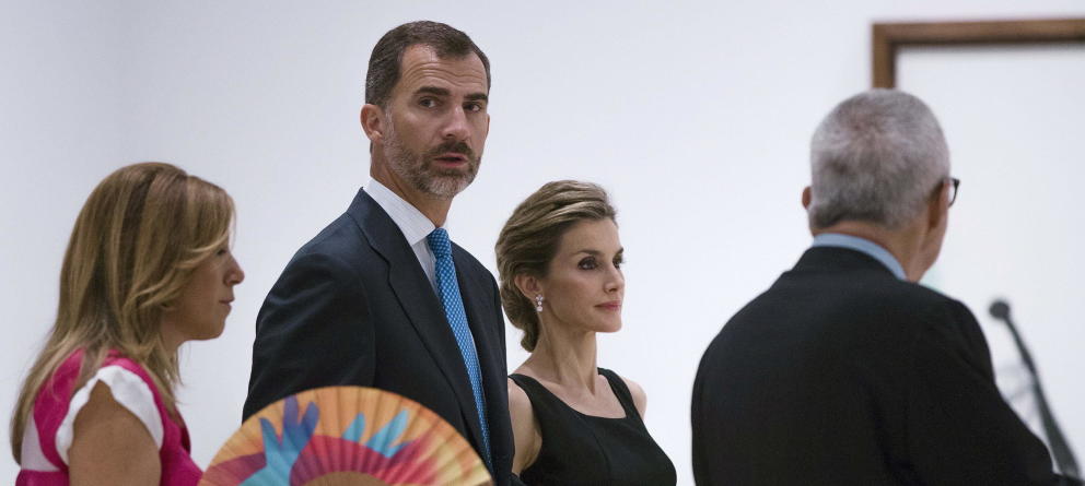 Felipe VI y Letizia inauguran entre antiguos coches de lujo el Foro España-EEUU