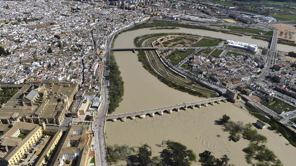 Guadalquivir: el vestuario del personal o climatizar sedes son obras de «emergencia»
