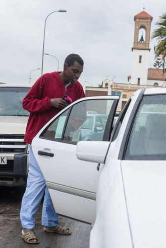 Exigen residencia para el joven de Mali que cayó de la valla de Melilla