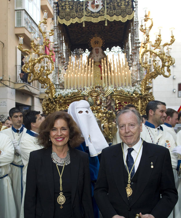 Manuela Carmena y la Virgen de la Paloma